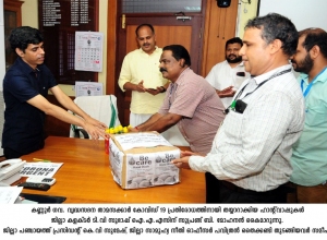Kerala-Team-of-Second-Innings-Home-During-handing-over-of-the-Sanitisation-and-hand-Soap-to-DM-Kannur